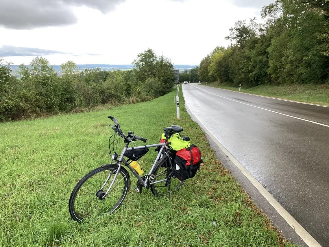 Fahrrad am Rand einer Landstraße